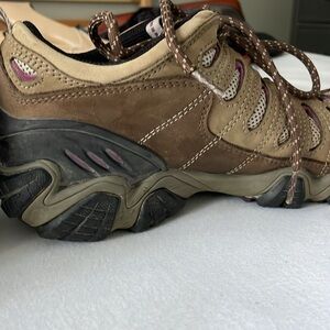 IT’S HIKING SEASON!! SIZE 11 
*FREE SHIPPING*